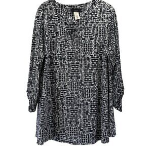 Cocomo Women's Top Size 1X Black White Ruched 3/4 Sleeves Criss Cross Neckline‎